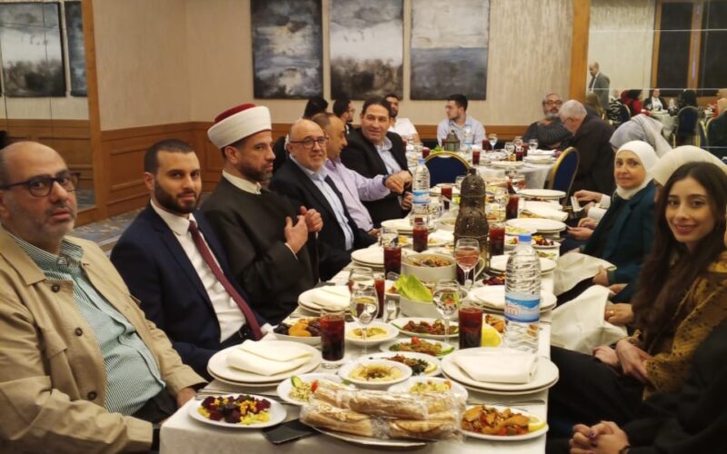 كرم المركز الصحي العام التابع لدار الفتوى الجسم الطبي والإداري في حفل إفطار أقامه على شرفهم بحضور أعضاء لجنة المركز برئاسة نائب الرئيس كمال فارس.