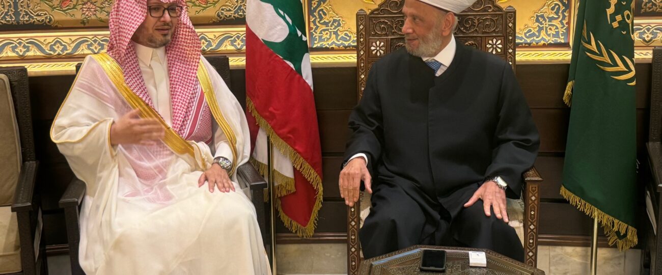 استقبل مفتي الجمهورية اللبنانية الشيخ عبد اللطيف دريان في دار الفتوى سفير المملكة العربية السعودية في لبنان وليد بخاري