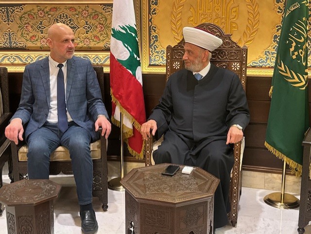 استقبل مفتي الجمهورية اللبنانية الشيخ عبد اللطيف دريان في دار الفتوى الوزير السابق القاضي بسام مولوي