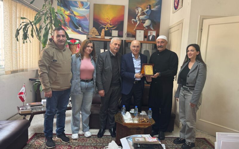 درعاً تقديرية من بلدية الفرديس للدكتور كامل مهنا تكريماً لمسيرته ودوره في مساندة أهالي البلدة
