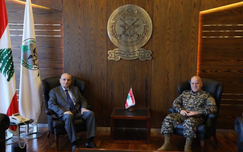 وزير الدفاع خلال استقبال المدير العام لأمن الدولة: أهمية التنسيق بين الأجهزة الأمنية لتعزيز الأداء الأمني