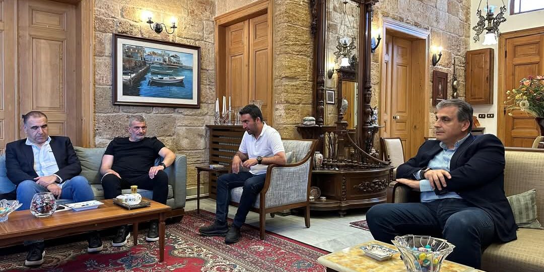 إستقبل رئيس التيار الوطني الحر النائب جبران باسيل رئيس بلدية قرطبا فادي مارتينوس في دارته في البترون.