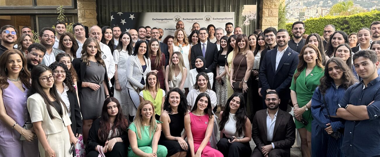 السفيرة الاميركية ليزا جونسون تستضيف حفل الاستقبال السنوي الثاني لخريجي البرامج التي ترعاها الحكومة الاميركية